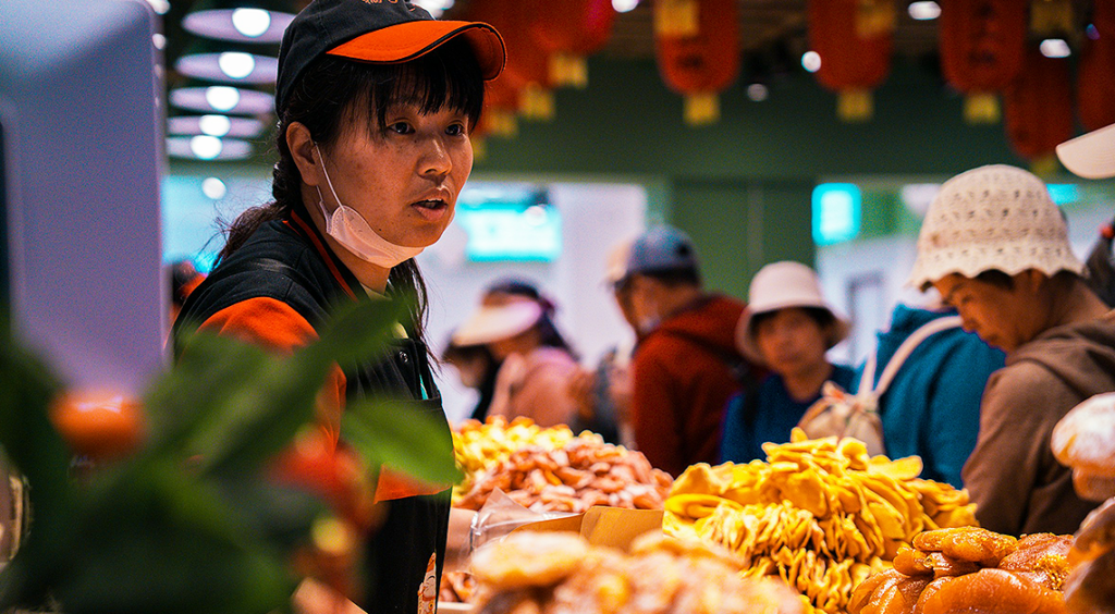 China Services PMI Tops Estimates Despite Slower Growth