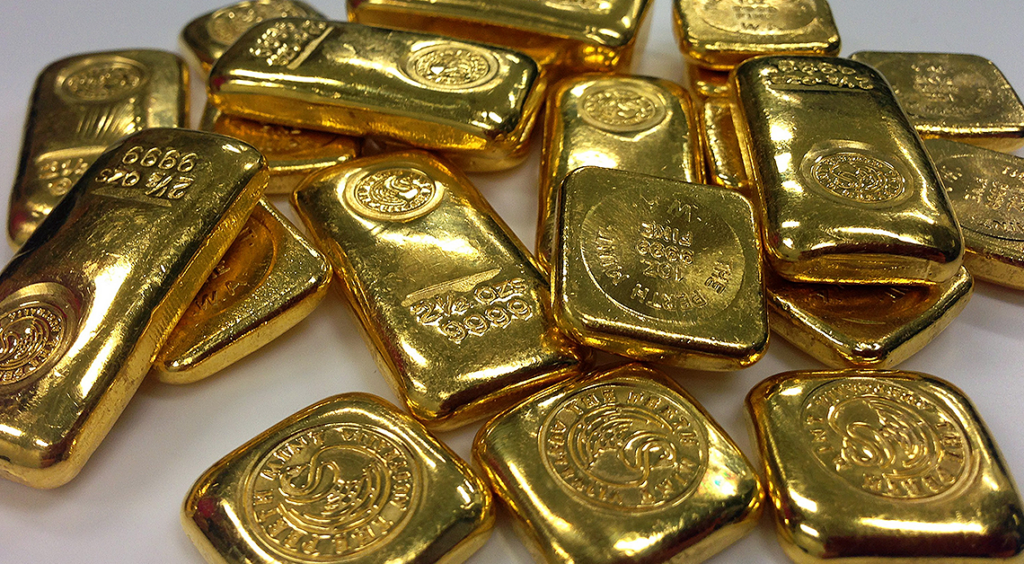 Gold Eases to One-Week Low as Oil and Dollar Rise